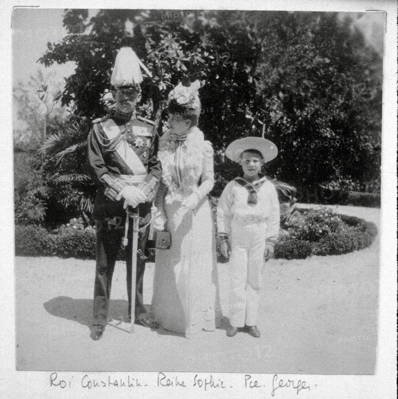 Le Roi Constantin de Grèce, son épouse la Reine Sophie et leur fils le Prince Georges