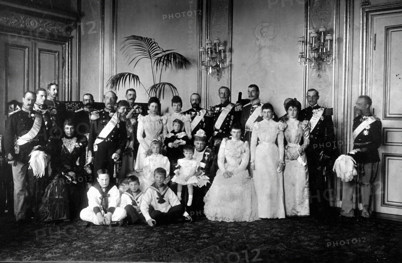 Danemark, le Roi Christian IX et la Reine Louise avec les familles royales de Danemark, d'Angleterre, de France et de Grèce
