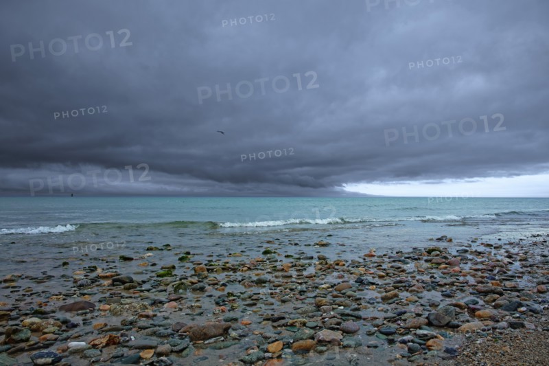Plage bordée de galets, Manche