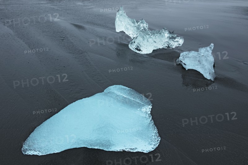 Islande, blocs de glace sur la plage de sable noir volcanique