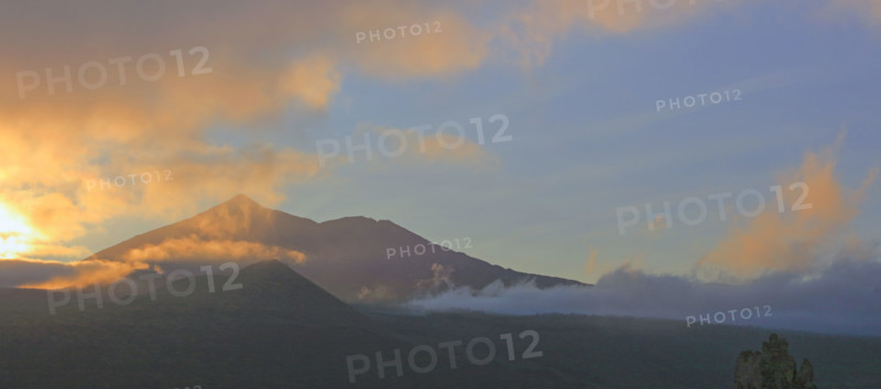 Coucher du soleil sur le volcan du Teide, île de Tenerife