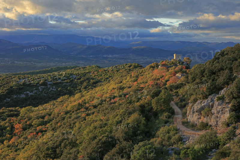 La Tour du Castellas dans le massif du Mont Bouquet