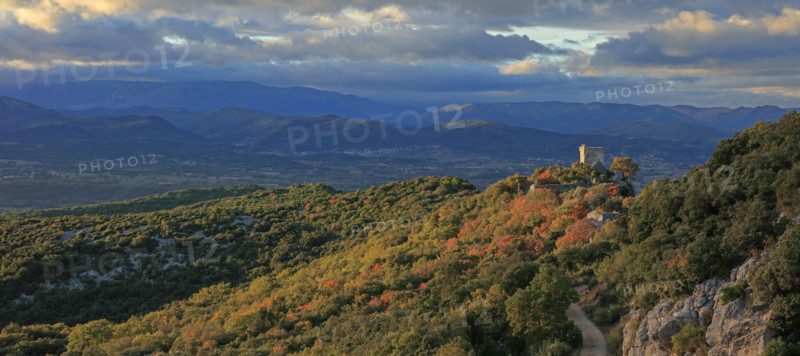 La Tour du Castellas dans le massif du Mont Bouquet