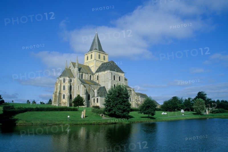 France, Normandie, sud Manche, abbaye de cerisy la foret, architecture romane, etang, reflet,
