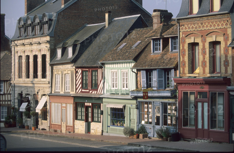 France, Normandie, pays d'auge, beaumont en auge, maisons a colombage de couleur, pans de bois, rue, route des douets