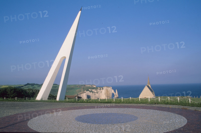 France, Normandie, Seine Maritime, etretat, falaises, falaise d'aval, arche, aiguille, falaise d'amont, monument hommage a nungesser et coli, chapelle,