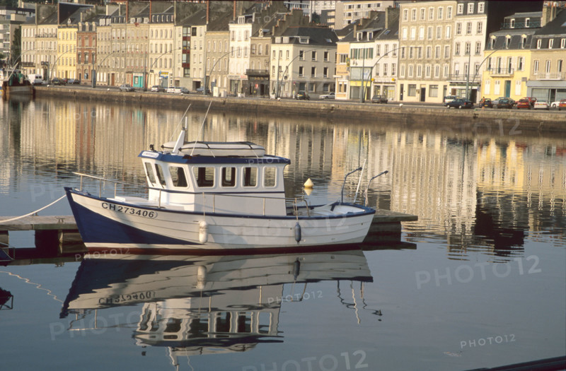 France, Normandie, Manche, Cotentin, Cherbourg, bassin du commerce, bateau, immeubles, quai, reflet dans l'eau,