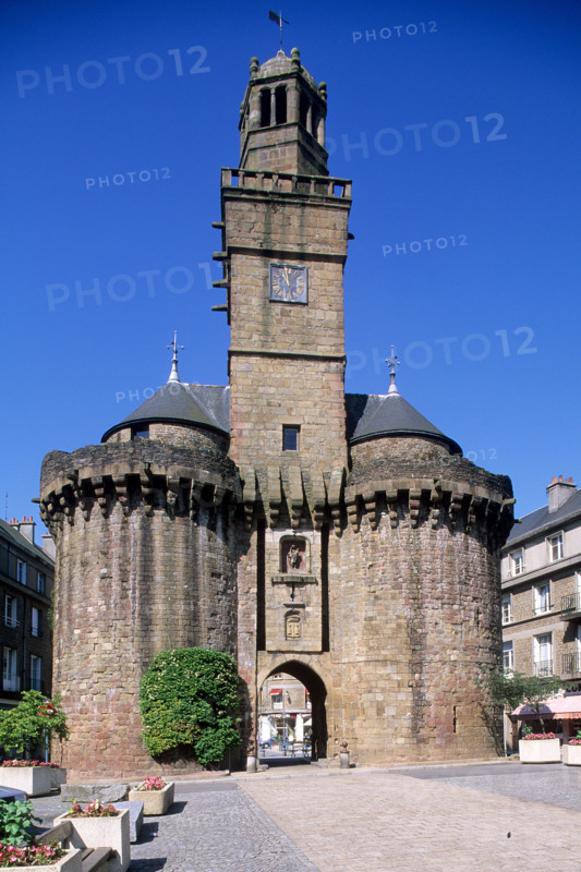 France, Basse Normandie, calvados, vire, la porte horloge, monument centre ville, ciel bleu, tour,
