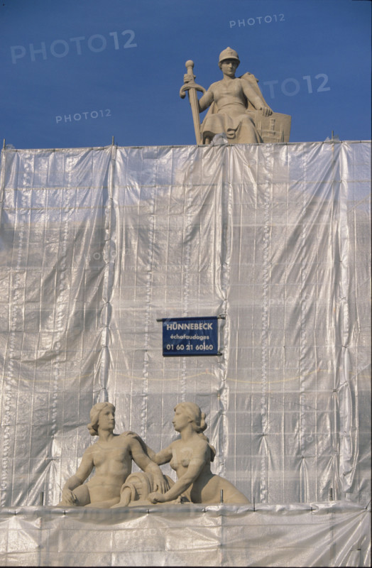 france, Paris 10e, gare de l'est, travaux, facade bachee, statues,