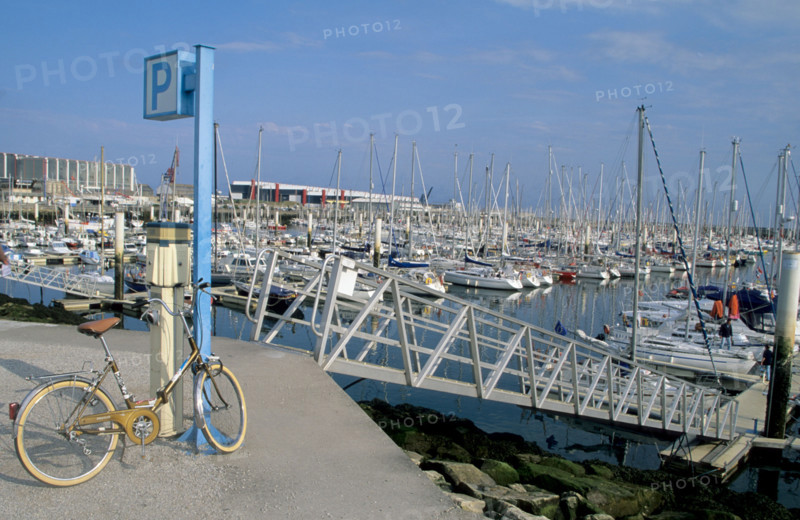 France, Normandie, Manche, Cotentin, Cherbourg, port Chantereyne, bateaux de plaisance, ponton, velo,