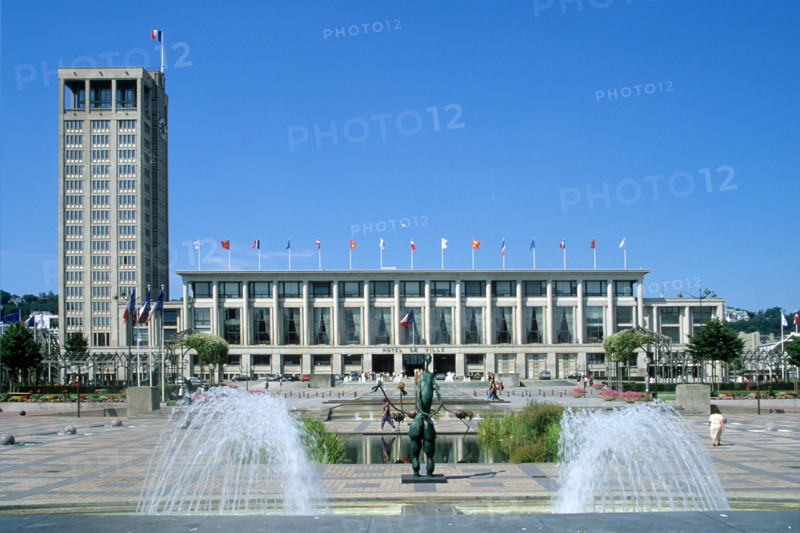 France: Normandie, Seine Maritime, le havre, le Havre, place de l'hotel de ville, architecte auguste perret, jet d'eau, esplanade, sculpture, tour,