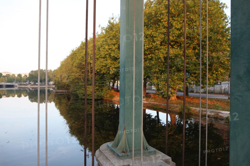 France: Normandie, calvados, caen, rives de l'orne, barrage, cables, reflets des arbres dans l'eau,