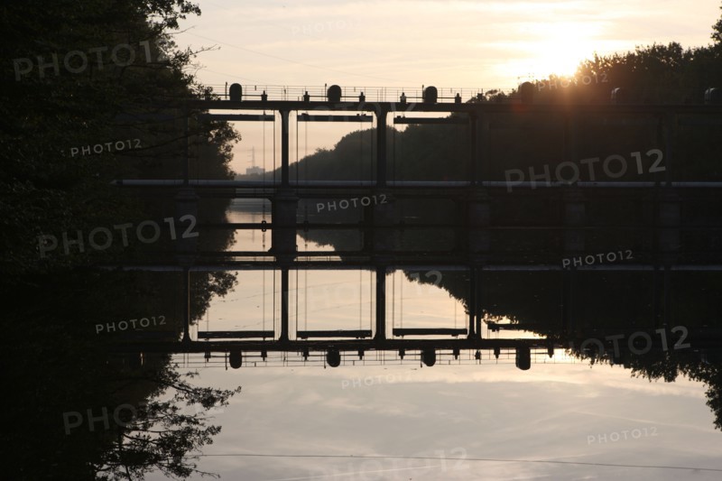France: Normandie, calvados, caen, rives de l'orne, barrage, cables, reflets des arbres dans l'eau,