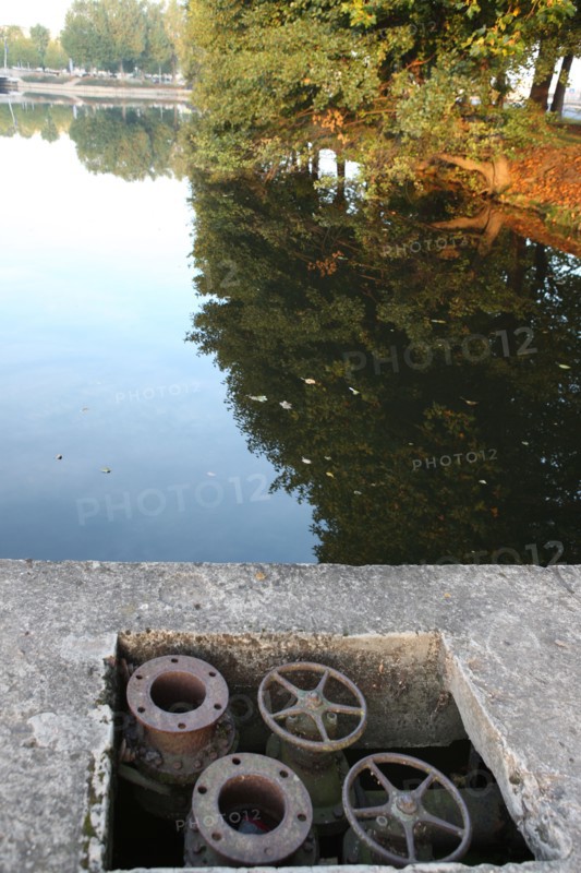 France: Normandie, calvados, caen, rives de l'orne, barrage, cables, reflets des arbres dans l'eau, cours caffarelli