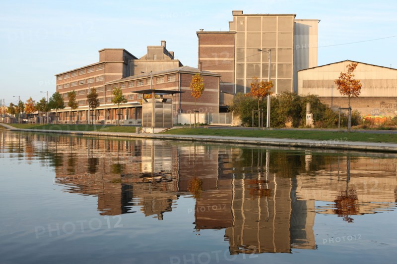 France, Normandie, calvados, caen, canal parallele a l'orne, ancienne zone portuaire, ancien batiments industriels, reflets,