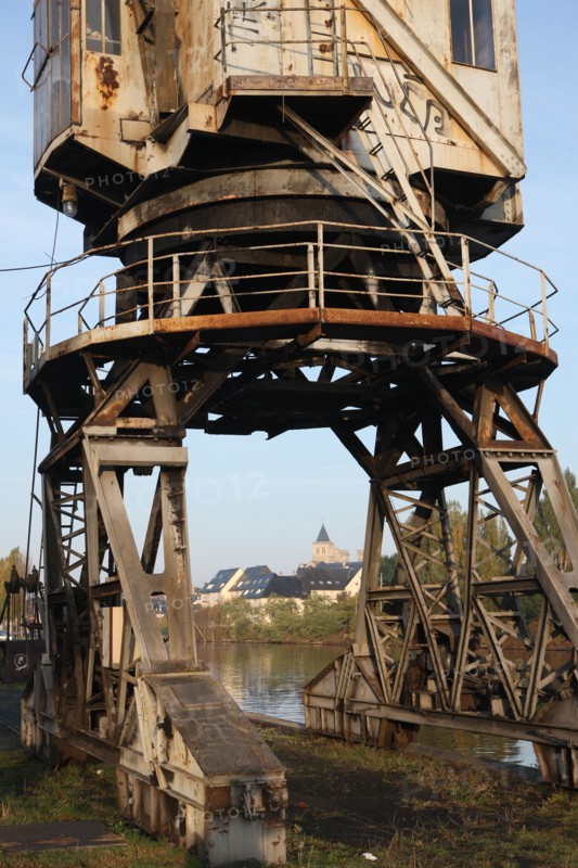 France, Normandie, calvados, caen, canal parallele a l'orne, ancienne zone portuaire, ancien batiments industriels, grue,