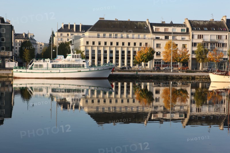 France, Normandie, calvados, caen, bassin saint pierre, bateaux, plaisance, vedette, , reflet dans l'eau, immeubles quai de vendeuvre,