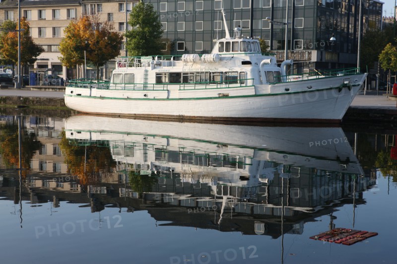 France, Normandie, calvados, caen, bassin saint pierre, bateau, vedette, reflet dans l'eau, immeubles quai de vendeuvre,