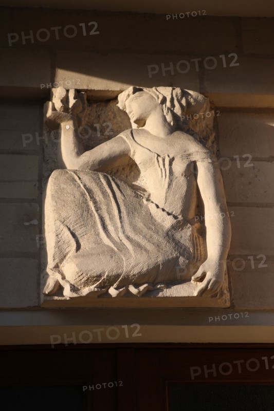 France: Normandie, calvados, caen, etail immeuble pres de l'abbaye aux dames, sculpture, bas relief, rue campion, batiment, dessus de porte,