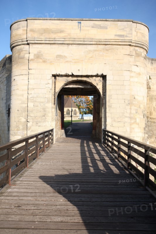 France, Normandie, calvados, caen, chateau, Guillaume le Conquerant, porte principale, remparts, pont, bois,