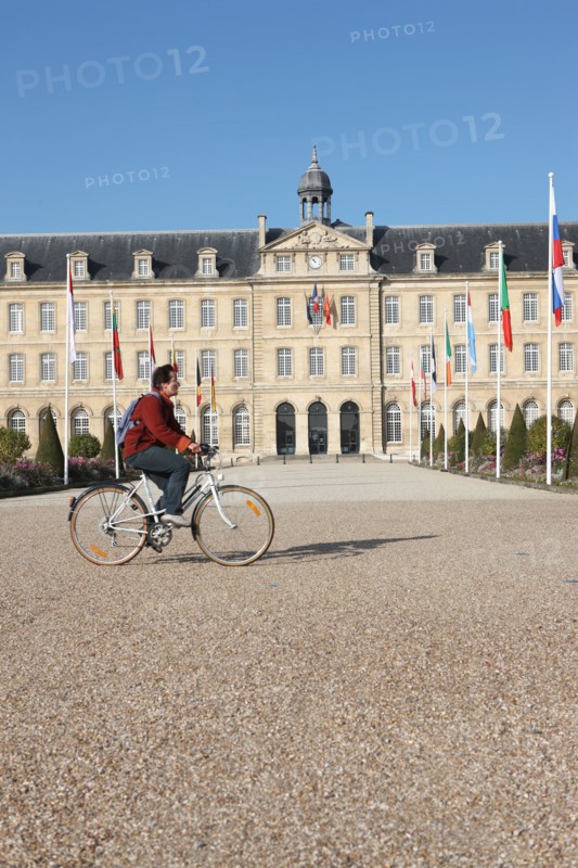 France, Normandie, calvados, caen, abbaye aux hommes, hotel de ville, mairie, Guillaume le Conquerant, jardin, fleur, parterre, esplanade, velo, cycliste, passant,