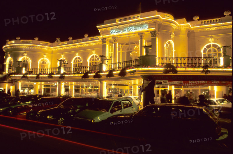 France, Normandie, calvados, deauville, casino barriere de nuit, voitures,