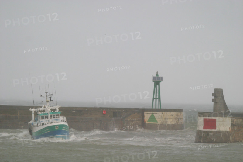 France, Normandie, calvados, port en bessin, tres mauvais temps au niveau de la passe de l'avant port, chalutier, vagues,