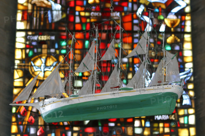 France, Basse Normandie, calvados, bessin port en bessin, ex voto, maquette de bateau de peche, eglise de huppain, vitrail,