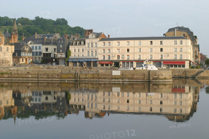France, Basse Normandie, calvados, cote fleurie, Honfleur, port, bassin de l'avant port, reflet dans l'eau,