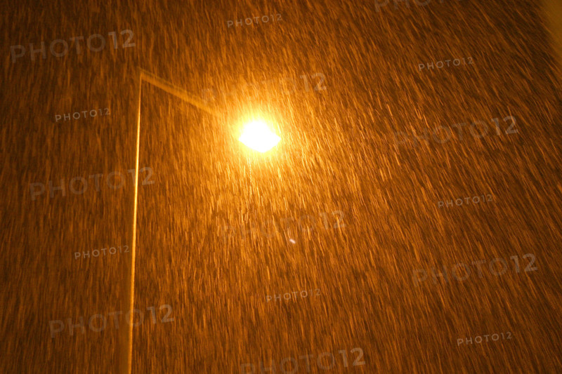 France, Normandie, calvados, cote fleurie, trouville sur mer, 20 centimetres de neige a Trouville (14) en janvier 2006, lampadaire, chute de neige, nuit,