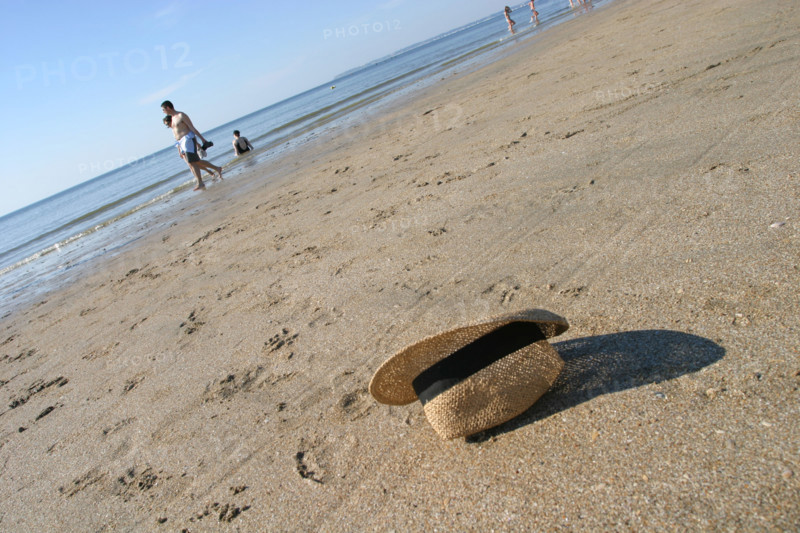 France, Normandie, calvados, cote fleurie, trouville sur mer, plage, chapeau de paille oublie sur le sable, passants,