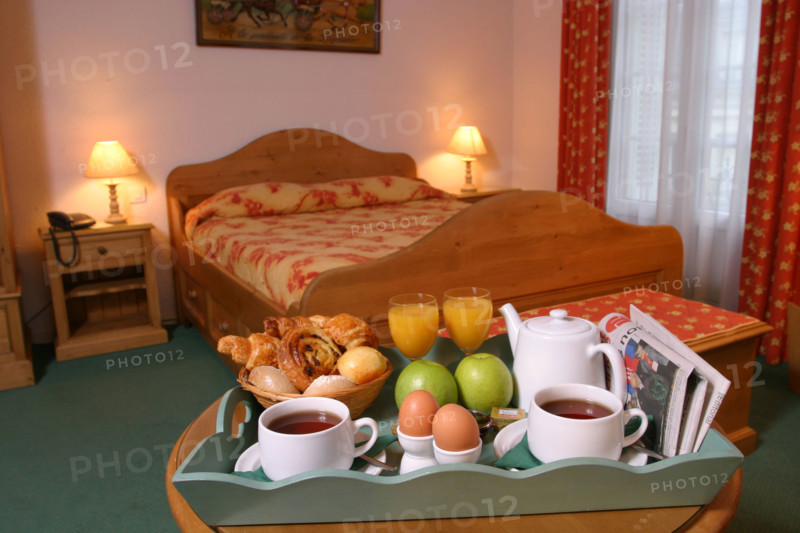 France, Normandie, calvados, cote fleurie, trouville sur mer, plage, hotel : Le fer a cheval, plateau petit dejeuner