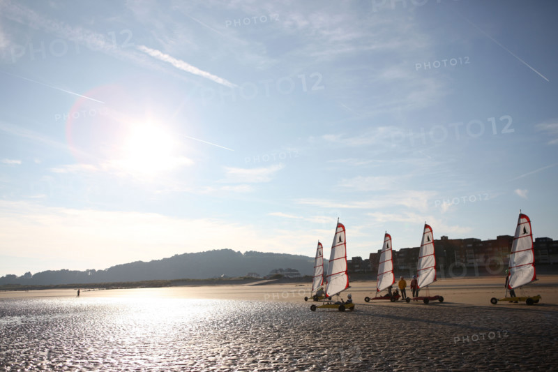 France, Basse Normandie, calvados, cabourg, plage, sable maree basse, char a voile, loisirs balneaires,