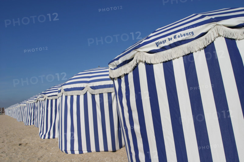 France, Basse Normandie, calvados, cabourg, plage, front de mer, cabines de bain, promenade marcel proust, parasols bleus rayes, loisirs balneaires,