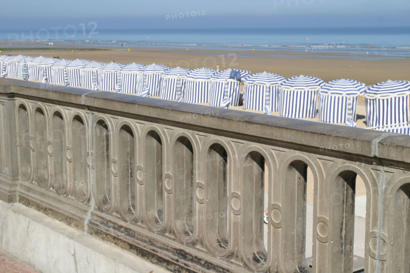 France, Basse Normandie, calvados, cabourg, plage, front de mer, cabines de bain, promenade marcel proust, parasols bleus rayes, loisirs balneaires, balustrade,