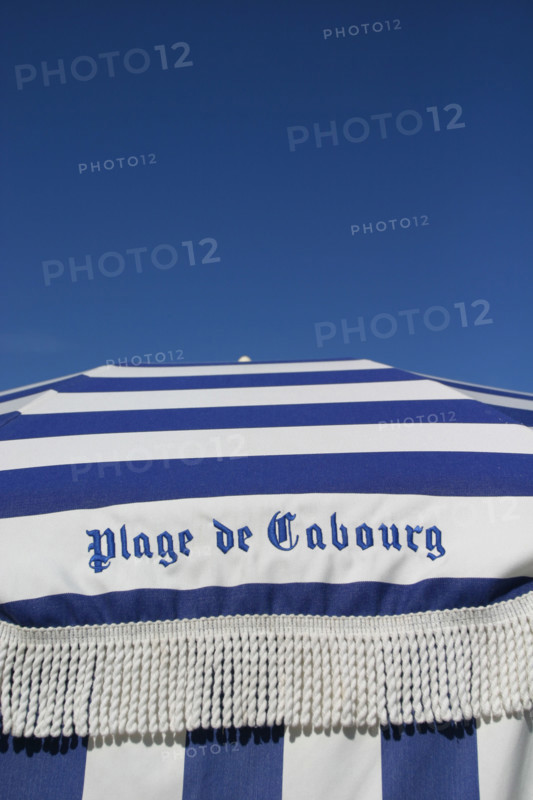 France, Basse Normandie, calvados, cabourg, plage, front de mer, cabines de bain, promenade marcel proust, parasols bleus rayes, loisirs balneaires,