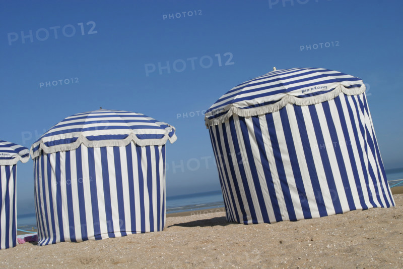 France, Basse Normandie, calvados, cabourg, plage, front de mer, cabines de bain, promenade marcel proust, parasols bleus rayes, loisirs balneaires,