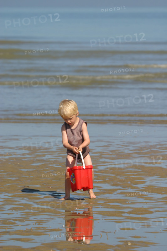 France, Basse Normandie, calvados, cabourg, plage, enfant 3 ans personnage autorise, jeux d'eau, seau, maree basse, loisirs balneaires,