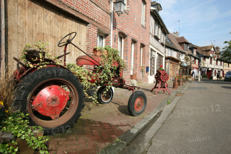 France, Basse Normandie, calvados, pays d'auge, beuvron en auge, maisons a colombages, pans de bois, village, tracteur ancien decore de fleurs,