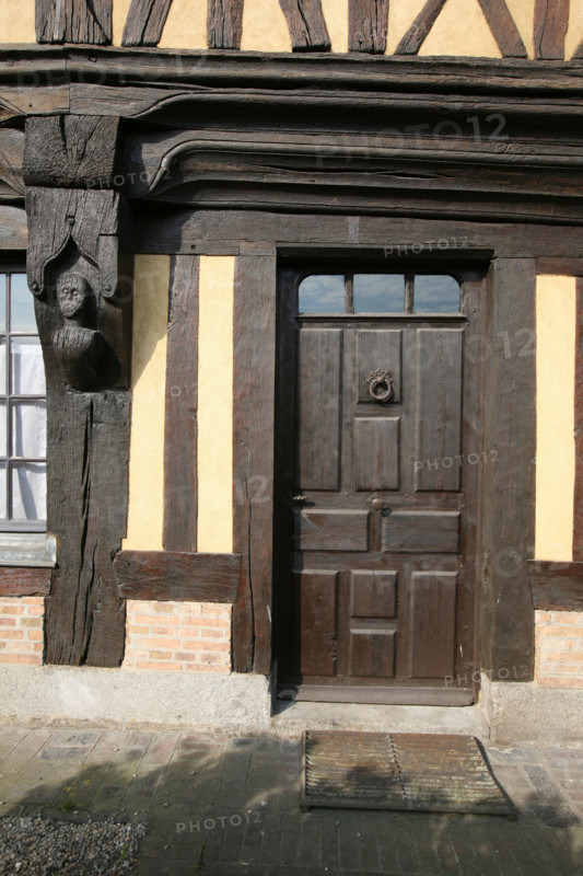 France, Basse Normandie, calvados, pays d'auge, beuvron en auge, maison a colombages, pans de bois, village, detail d'une porte,