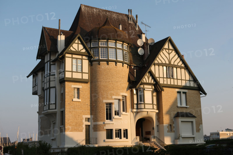 France, Basse Normandie, calvados, cote fleurie, deauville, residence, villa, front de mer, colombages et pierre,