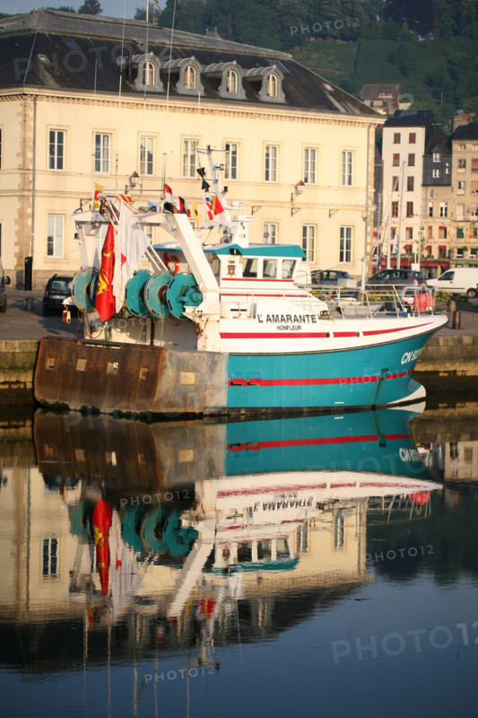 France, Basse Normandie, calvados, cote fleurie, Honfleur, l'avant port et l'hotel de ville, bateau de peche, chalutier, reflet dans l'eau,