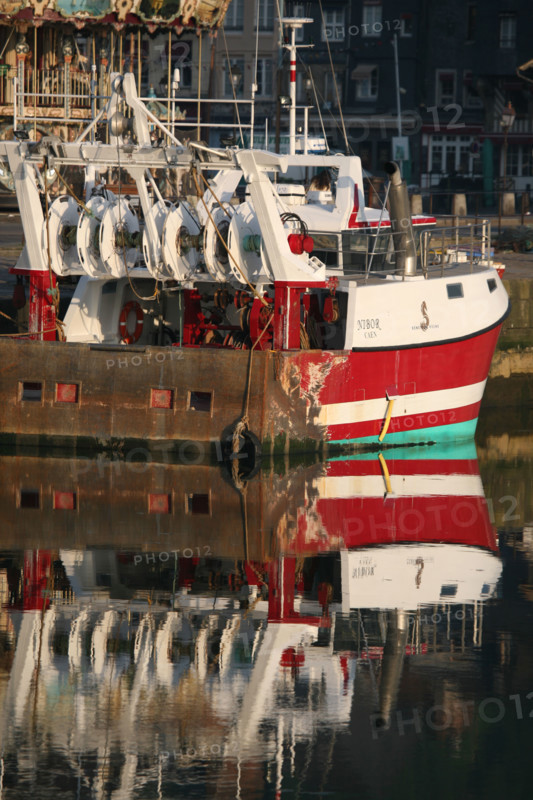 France, Normandie, calvados, Honfleur, l'avant port, chalutier, bateau de peche, reflet, bassin,