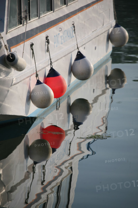 France, Normandie, calvados, Honfleur, l'avant port, reflet d'une vedette de promenade en mer, defenses,