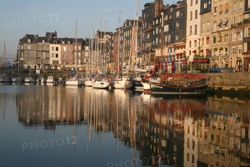 France, Basse Normandie, calvados, cote fleurie, Honfleur, vieux bassin, bateaux de plaisance, maisons a bardage d'ardoises, habitat traditionnel, reflet dans l'eau,