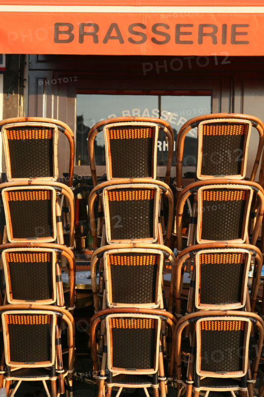 France, Normandie, calvados, Honfleur, vieux bassin, chaises empilees, terrasse de brasserie, fermee,