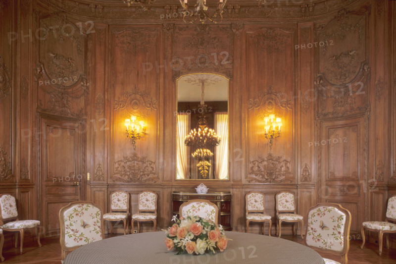 France, Paris 7e, hotel particulier, hotel de noirmoutier, 138 rue de Grenelle, residence du prefet de region, lambris de chene illustres par les fables de la fontaine,