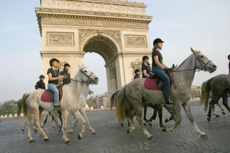 france, Paris 8e, place de l'etoile, cavalieres, traversee de Paris a cheval
23/04/06, arc de triomphe,