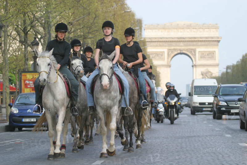 france, Paris 8e, avenue des champs elysees, cavalieres, traversee de Paris a cheval, 23/04/06, arc de triomphe,