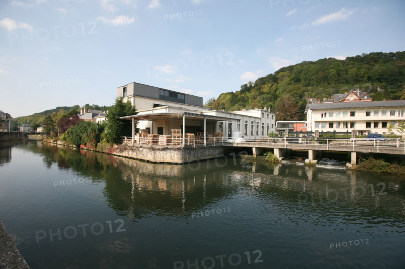 France, Haute Normandie, eure, pont audemer, entreprises sur la risle et locaux de la mairie, riviere, batiments